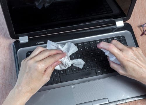 Tips Aman Membersihkan Keyboard Laptop