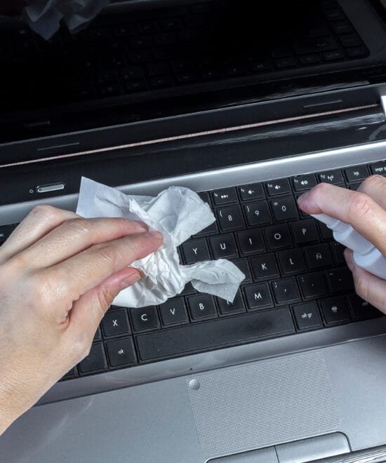 Tips Aman Membersihkan Keyboard Laptop
