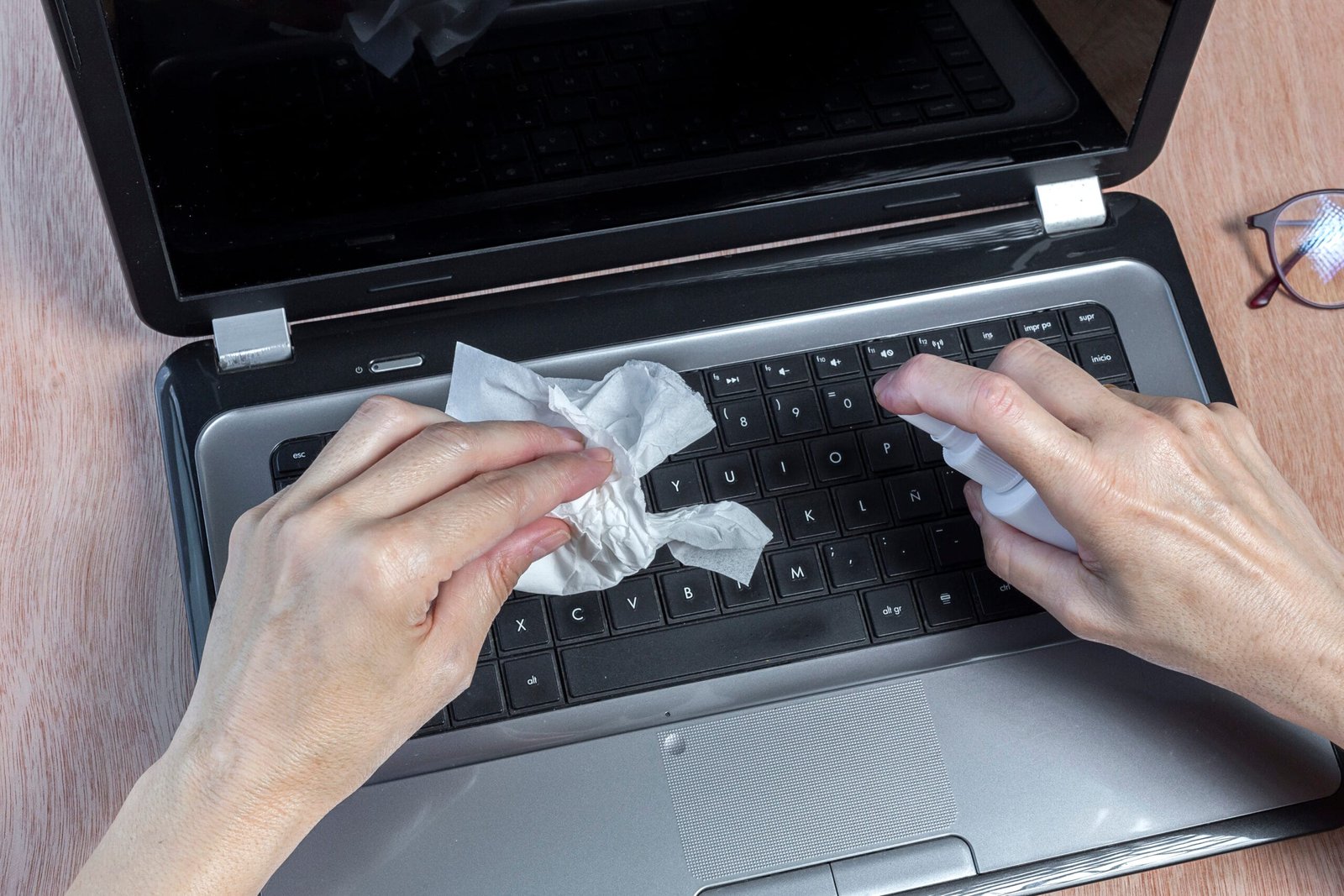 Tips Aman Membersihkan Keyboard Laptop